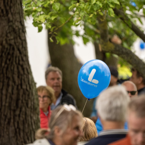 Blå ballong med Liberalernas logga. Liberalerna nära dig