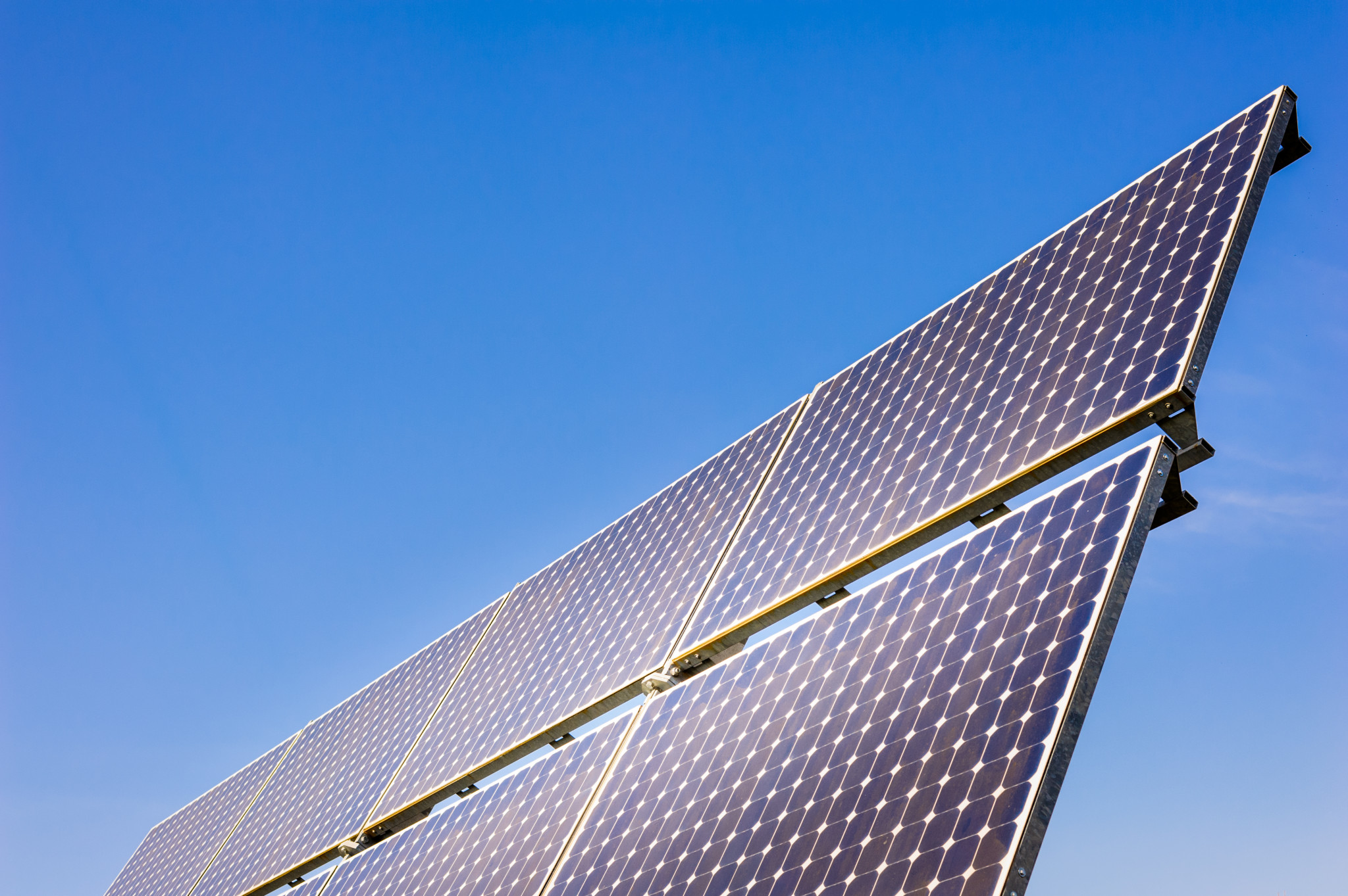 Solpaneler som producerar energi på ett klimatvänligt sätt.