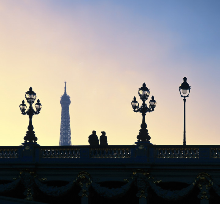 Par på Pont Alexandre bron med Eiffel tornet i bakgrunden.