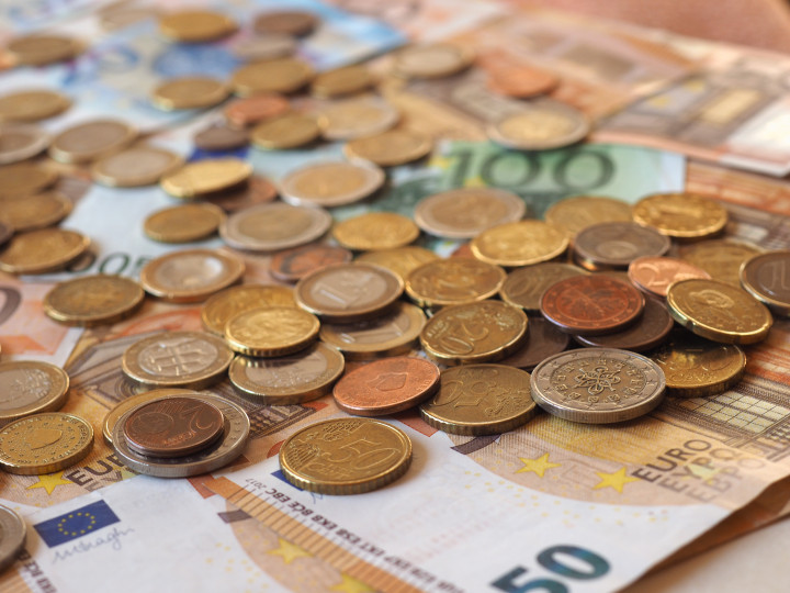 Euro-sedlar och mynt.