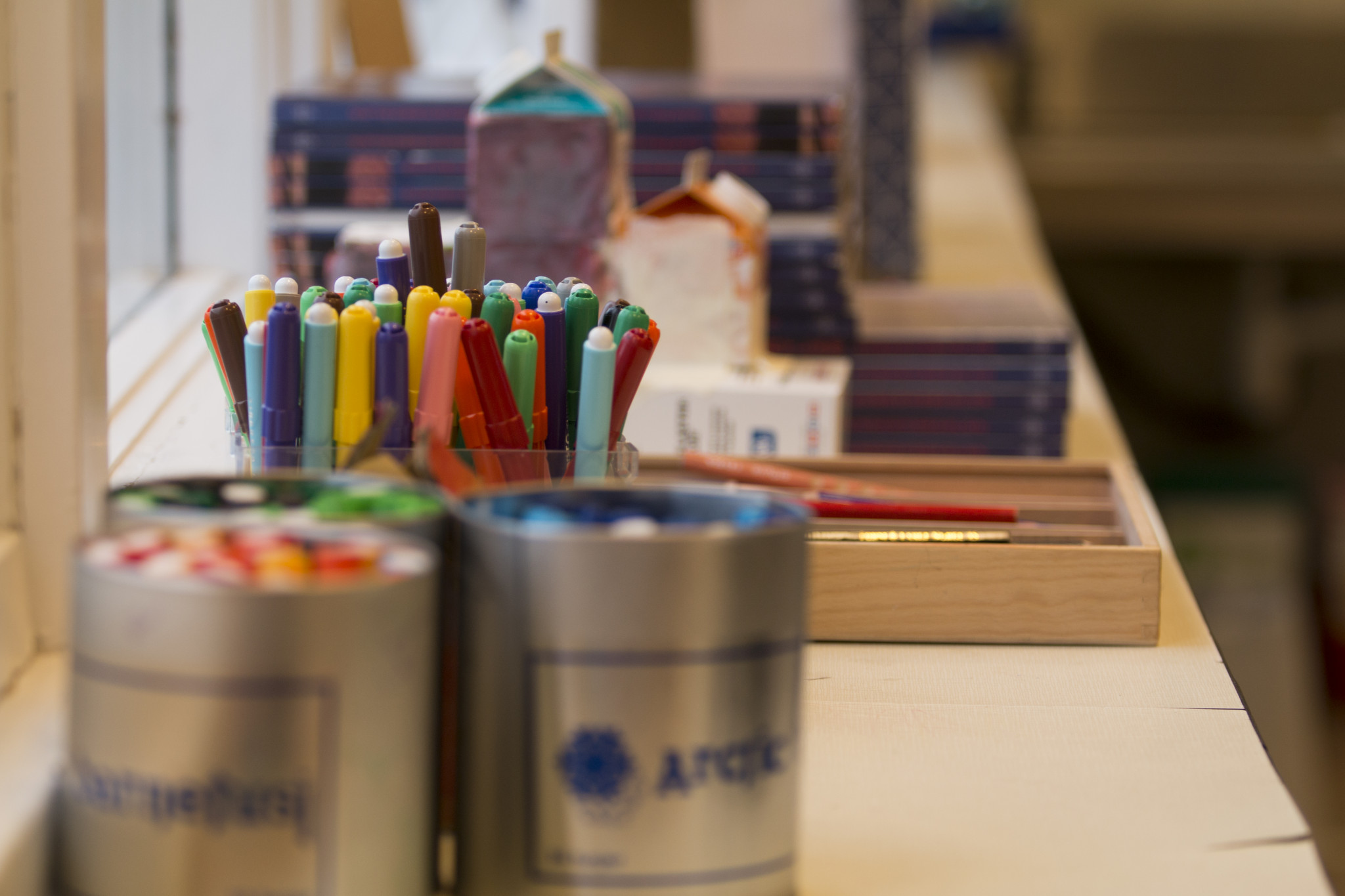 Färgglada pennor i förskolemiljö