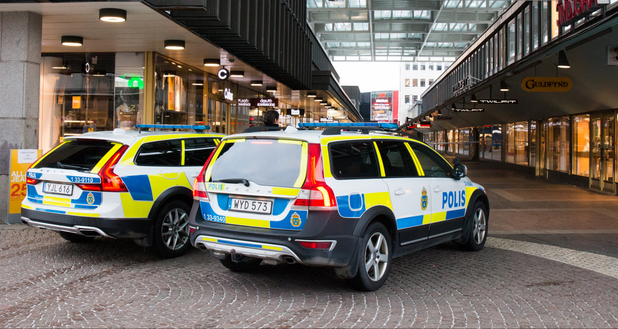 Två polisbilar i Vällingby centrum