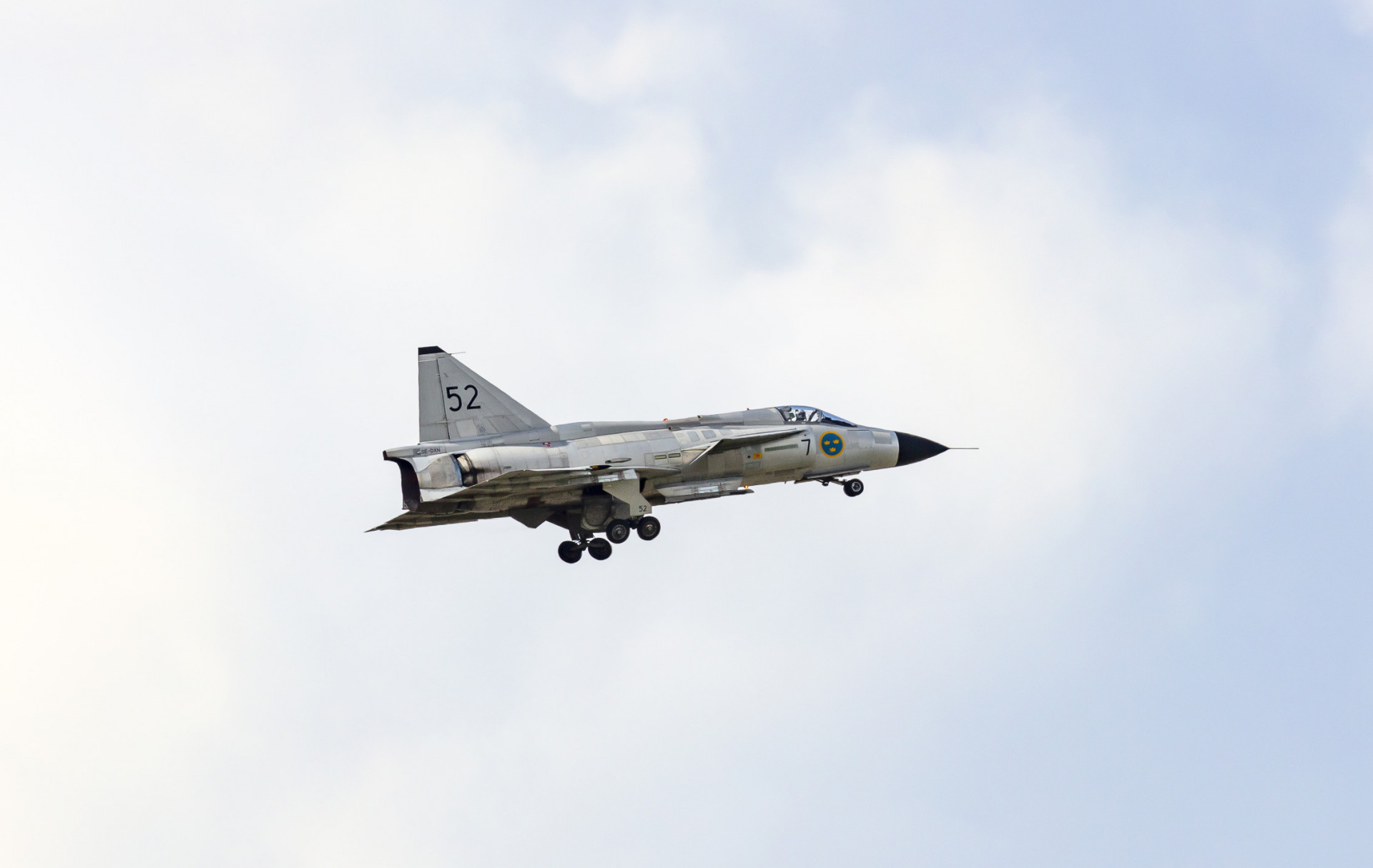 Försvarsmaktens jas-gripen i skyn.