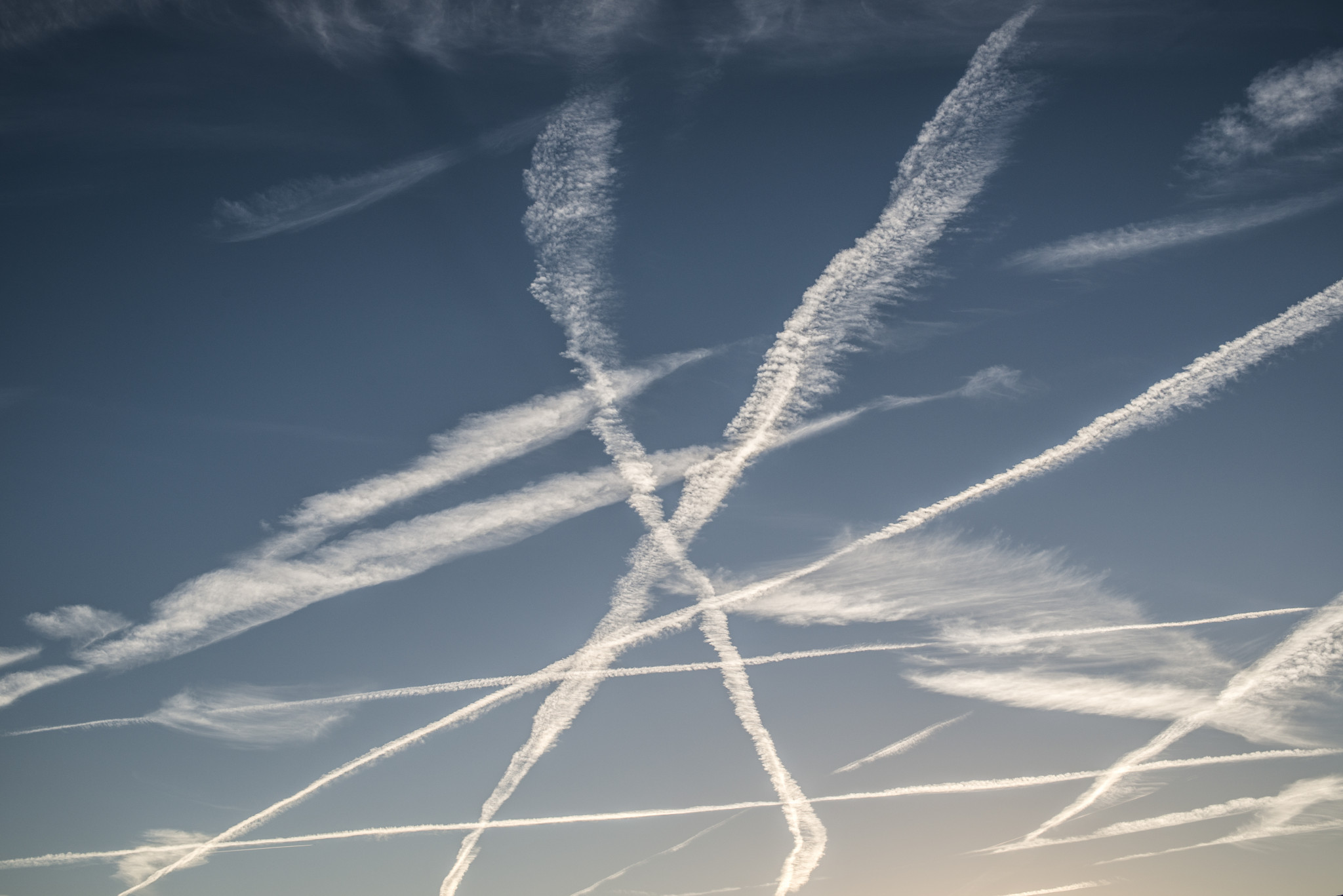Spår från flygplan uppe i det blå
