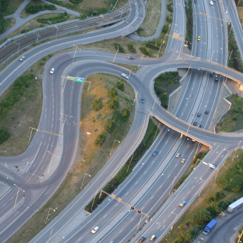 Drönarbild över motorväg.