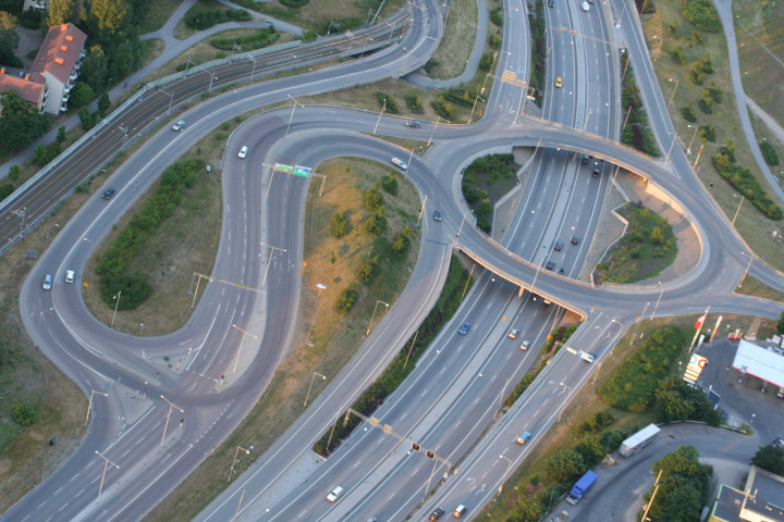 Drönarbild över motorväg.