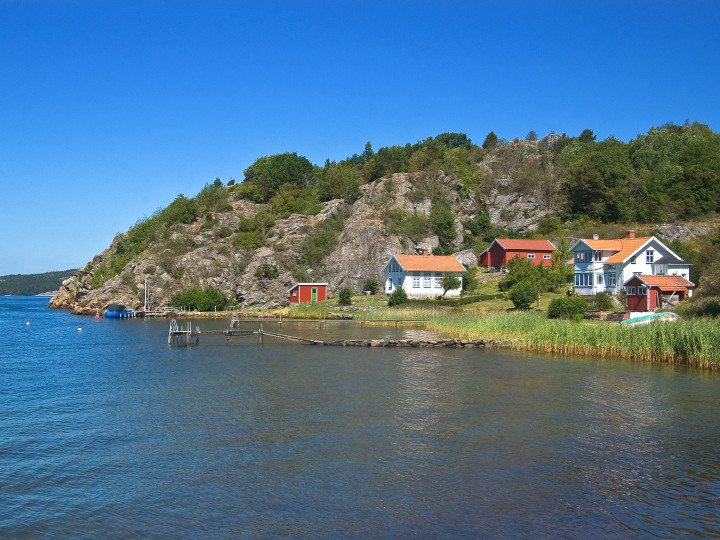 Hav, småhus och bryggor ute vid Sveriges västkust