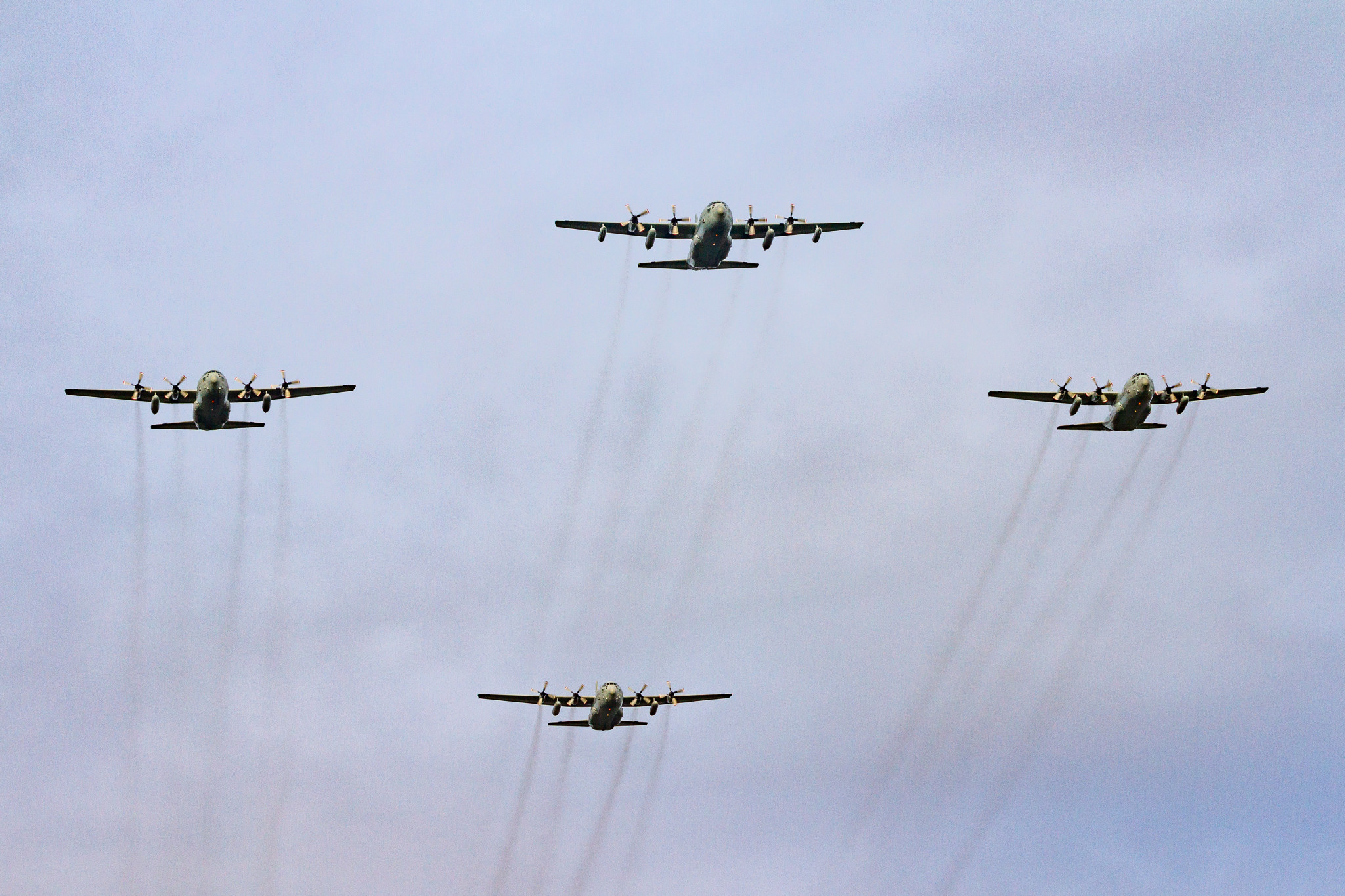 Försvarsmaktens fly Hercules i diamantformation i skyn.