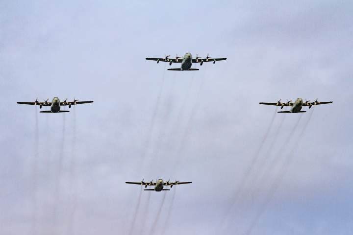 Försvarsmaktens fly Hercules i diamantformation i skyn.