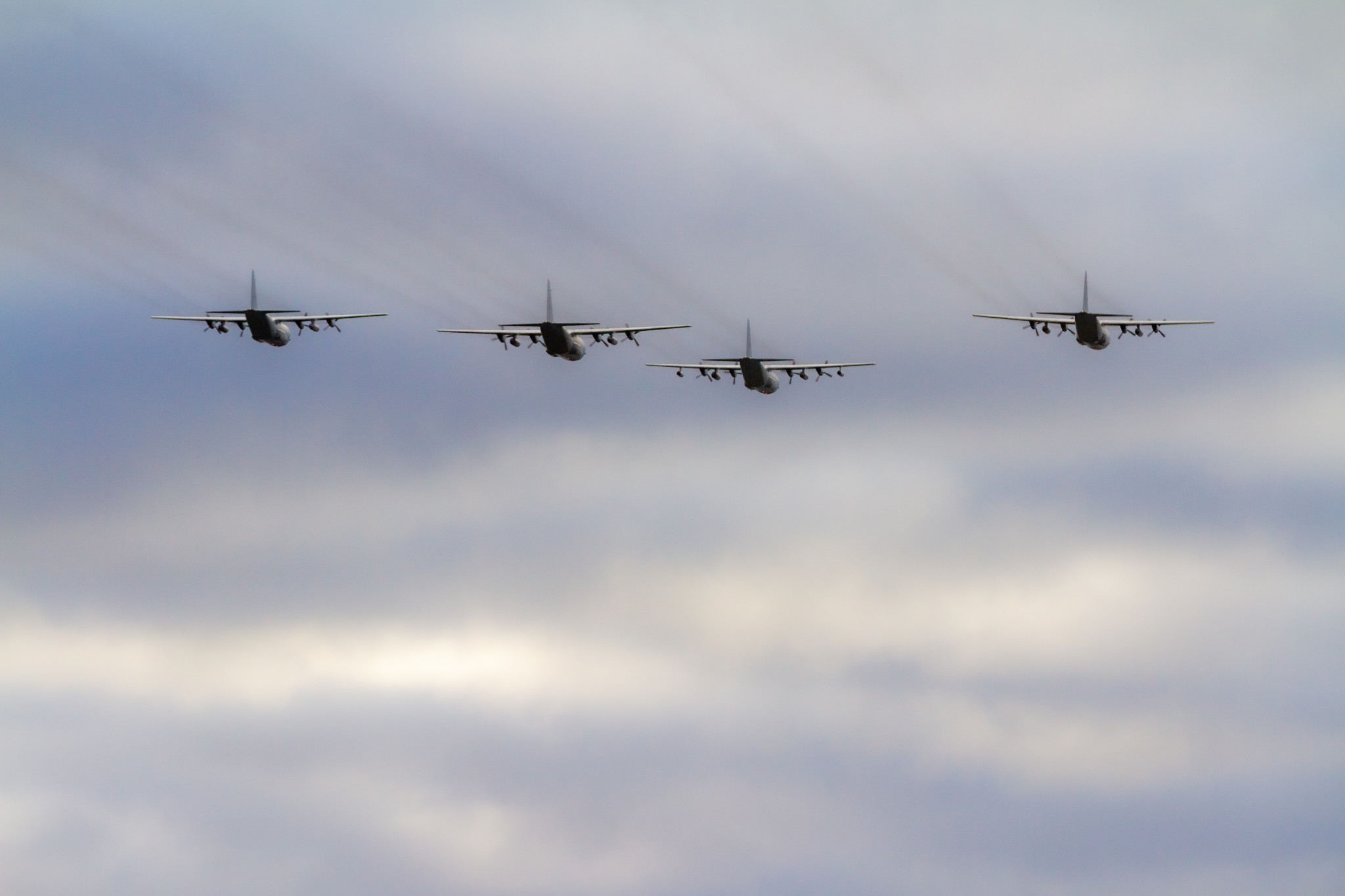 Försvarsmaktens fly Hercules i diamantformation i skyn.