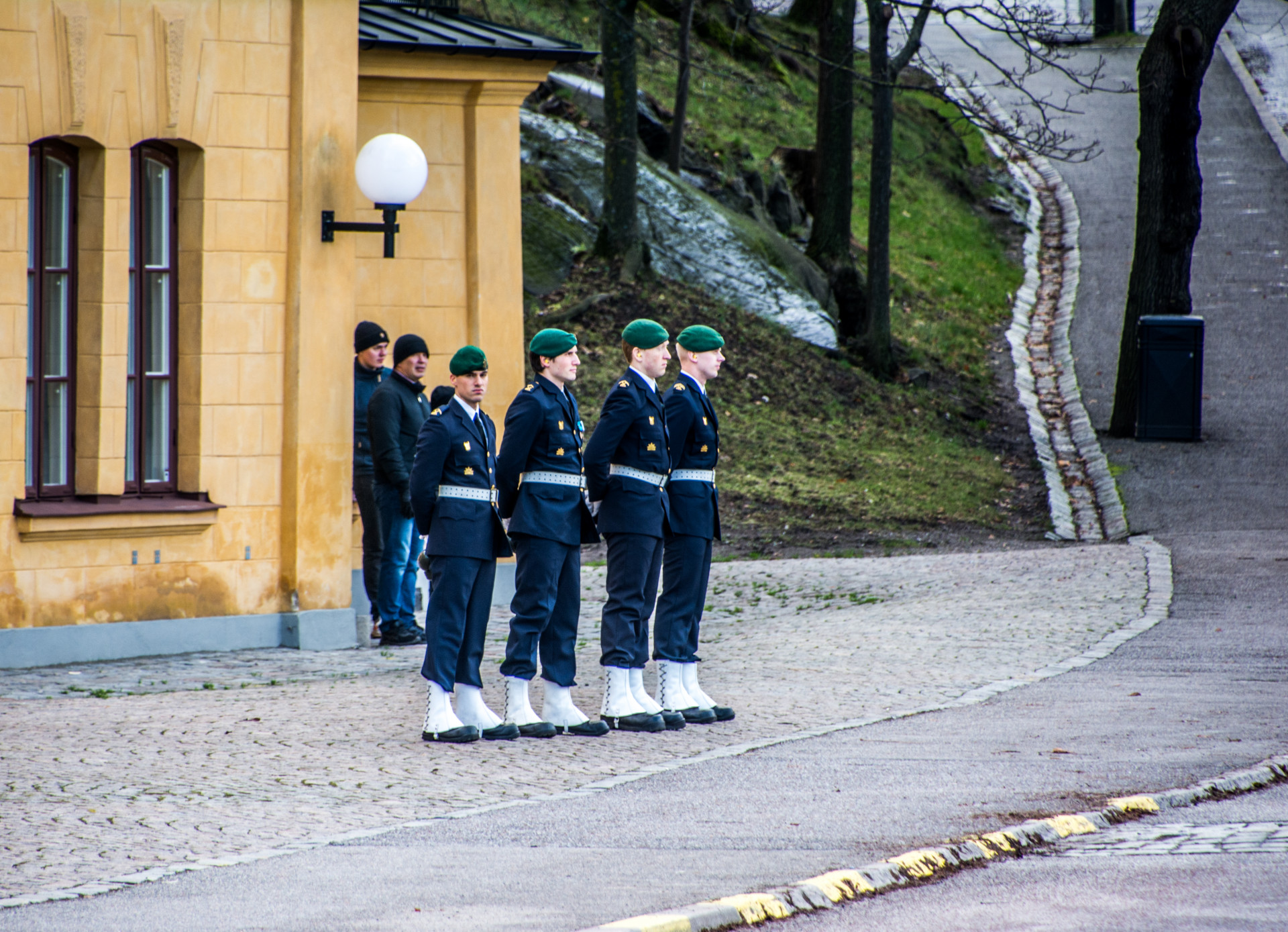 Försvarsmakten bemannad vid drottningens salut på Skeppsholmen.