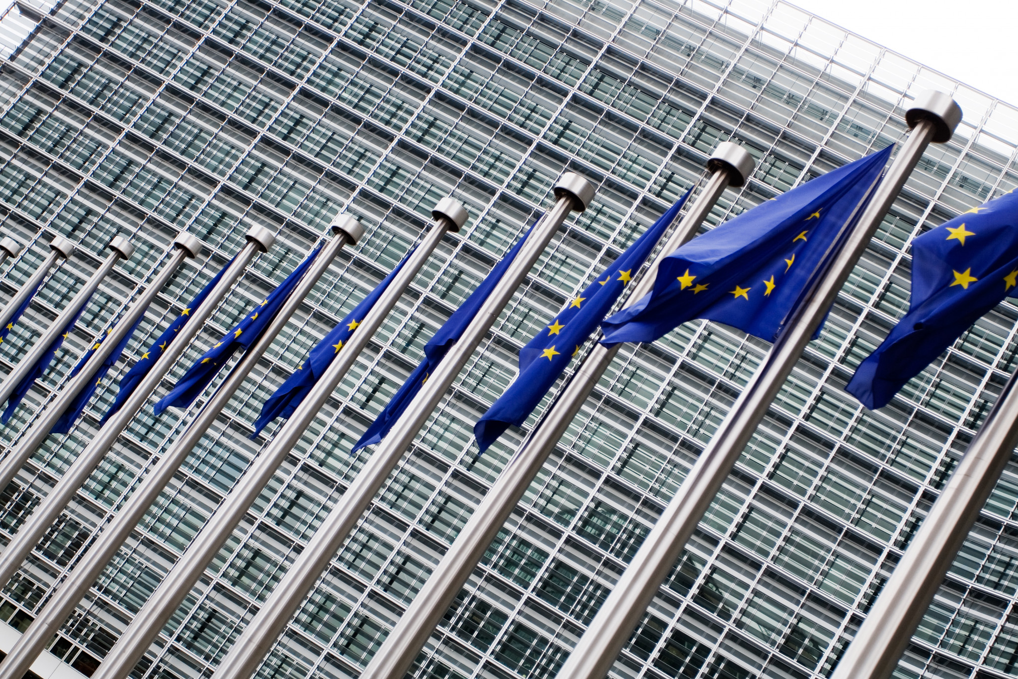 Europeiska flaggor framför EU kommissionen i Bryssel.