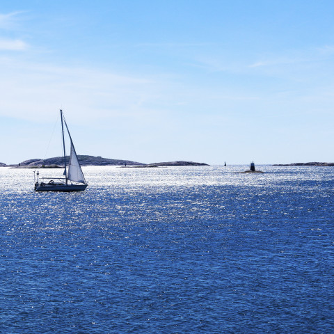Segelbåt ute i svenska västkusts-skärgården