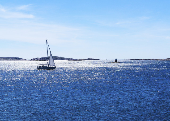 Segelbåt ute i svenska västkusts-skärgården