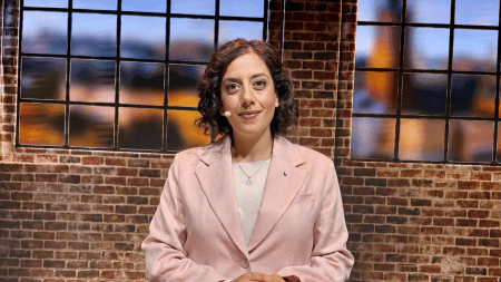 Simona Mohamsson har Davidsstjärna under valdebatt.