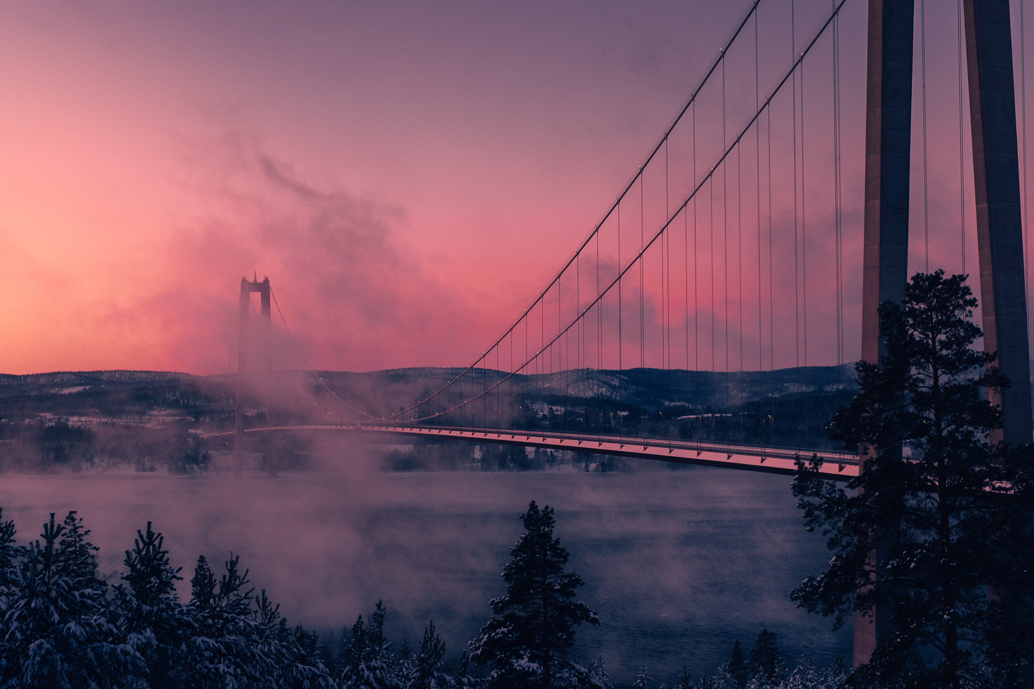 Högakustenbron i rosa skymning.