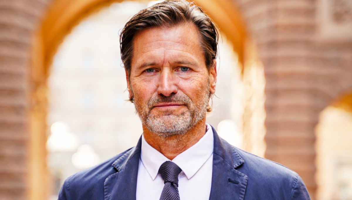 Martin Melin presenterar regeringens förslag om betald polisutbildning