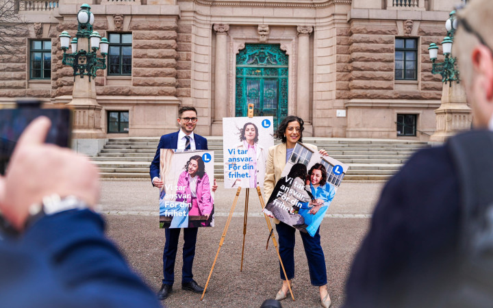 Simona Mohamsson och Fredrik Brange presenterar Liberalernas valkampanj inför valet 2026. "Vi tar ansvar. För din frihet:"