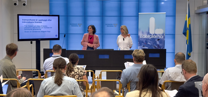 Simona Mohamsson och Lotta Edholm presenterar Liberalerna valmanifest 2026.