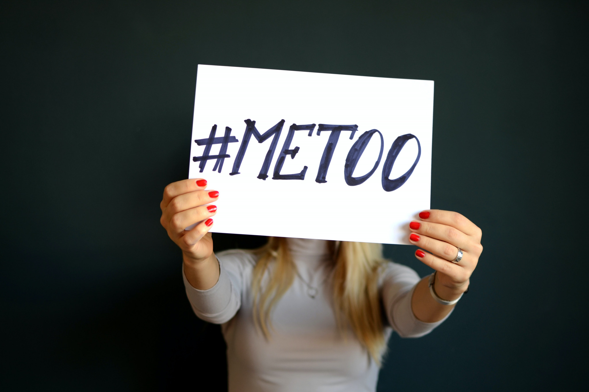 Kvinna hållandes i plakat med motivet hashtag metoo