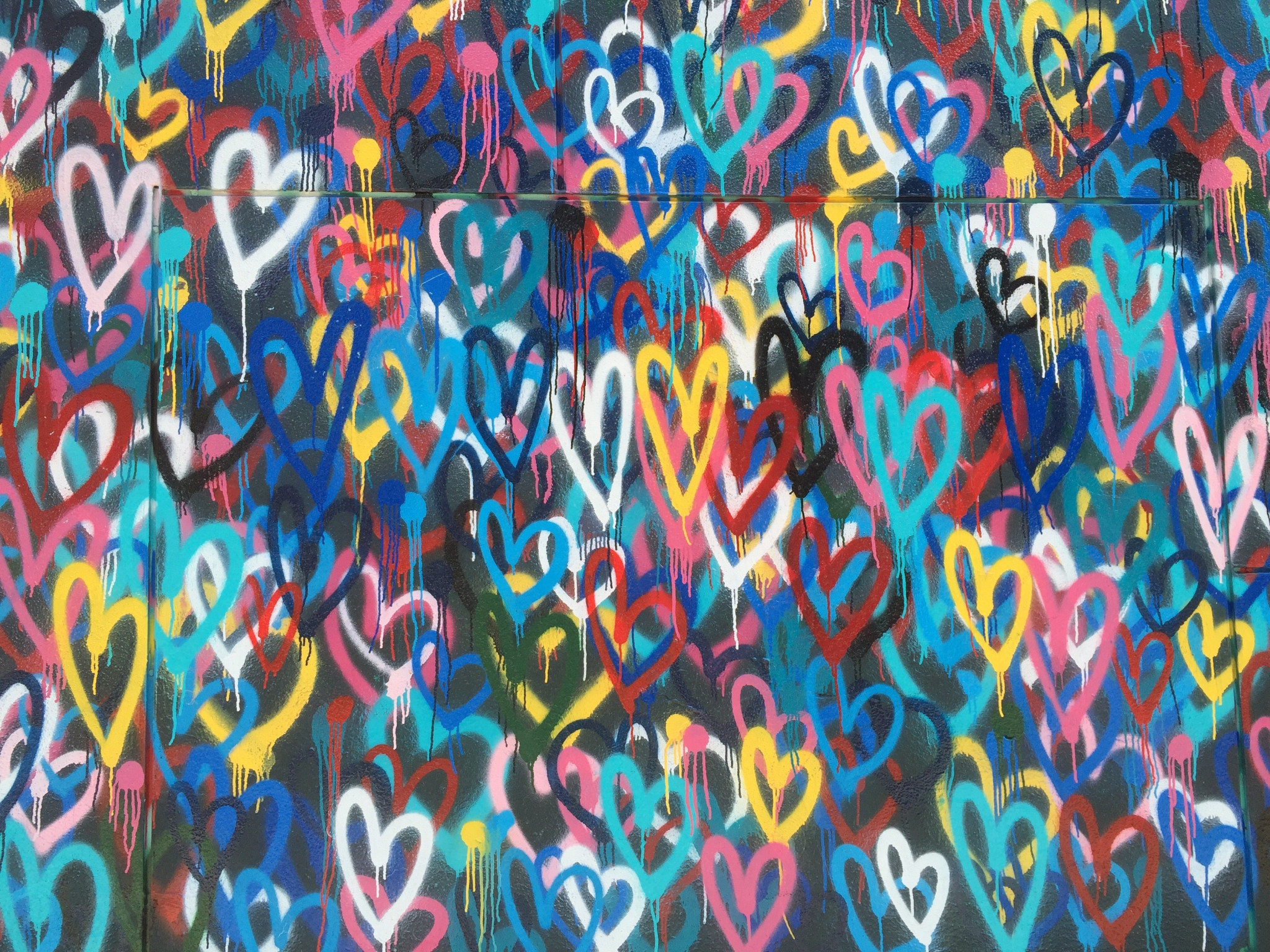 Grafittimålade hjärtan i olika färger och nyanser.
