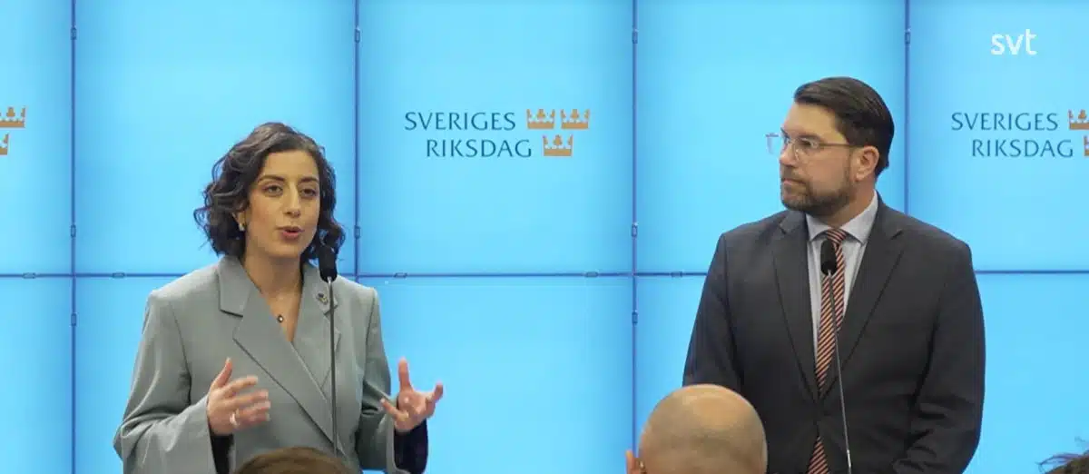 Simona Mohamsson och Jimmie Åkesson presenterar Sverigelöftet på en gemensam pressträff.