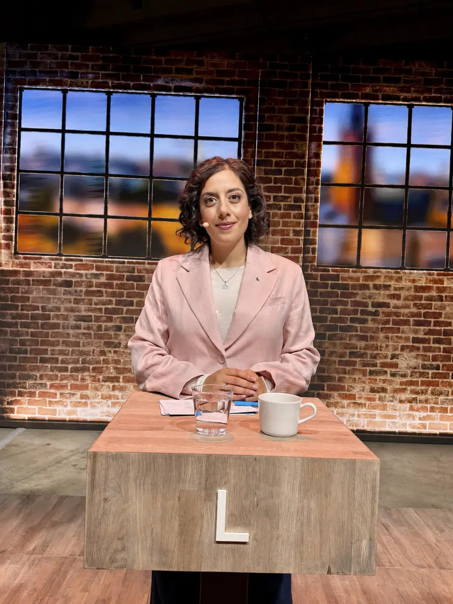 Simona Mohamsson har Davidsstjärna under valdebatt.