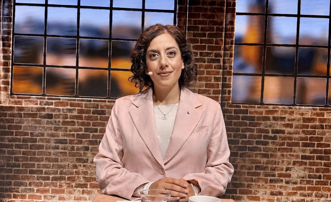 Simona Mohamsson har Davidsstjärna under valdebatt.
