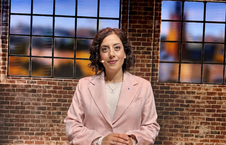 Simona Mohamsson har Davidsstjärna under valdebatt.