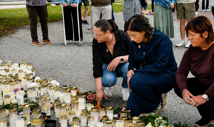 Simona Mohamsson lägger en blomma efter våldsdådet i Fagersta. Regeringen tillsätter en Skoldådskommission för att förhindra sådana fruktansvärda våldsbrott.