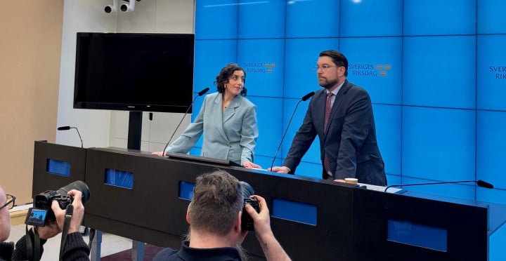 Simona Mohamsson och Jimmie Åkesson presenterar Sverigelöftet på en gemensam pressträff.