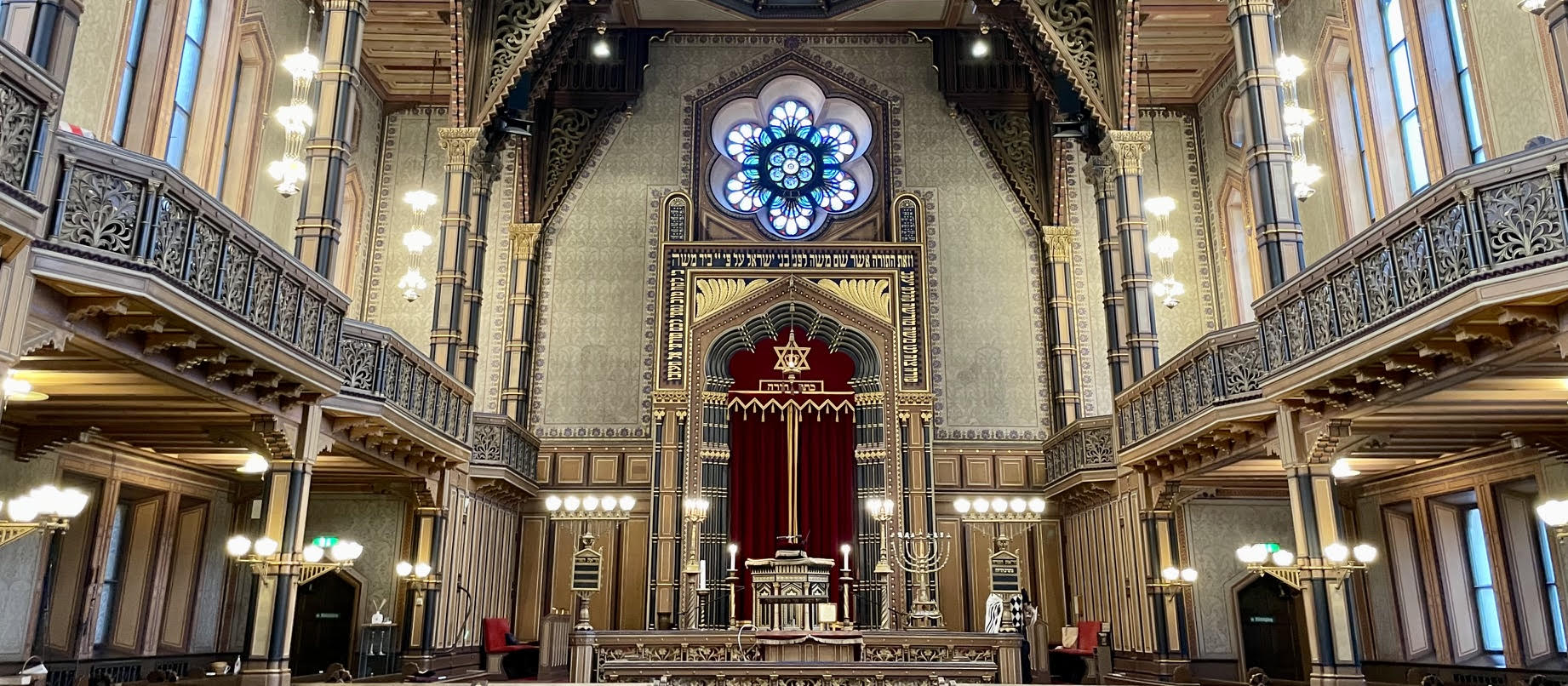 Stora synagogan i Stockholm. Idag presenterade Forum för levande historia rapporten Antisemitiska attityder i Sverige. Resultaten är dystra, men tyvärr inte överraskande. Vi stärka skyddet för den judiska minoriteten på alla plan – säkerhetsmässigt, rättsligt och kulturellt.