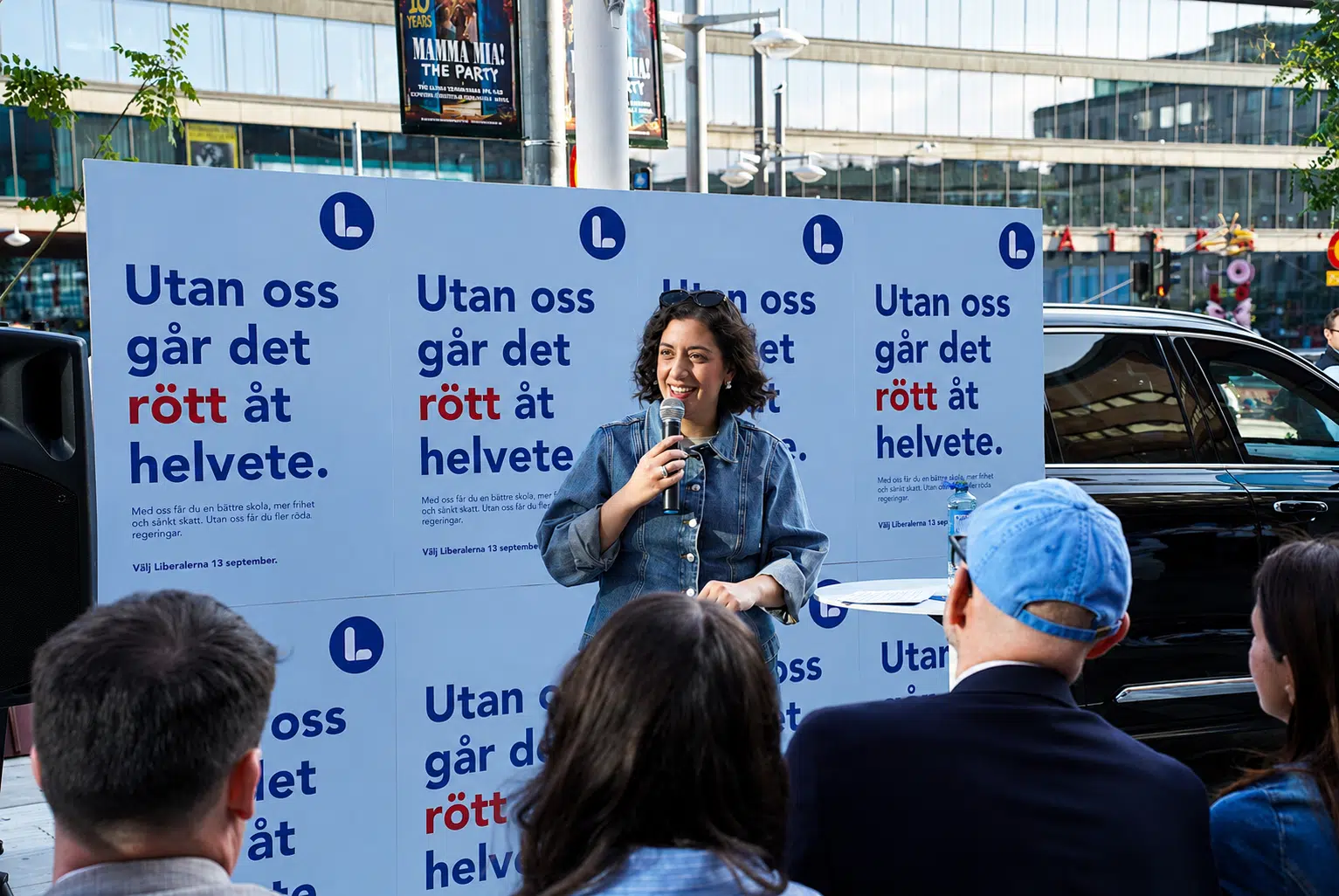 Simona Mohamsson håller valtal i valrörelsens slutspurt.